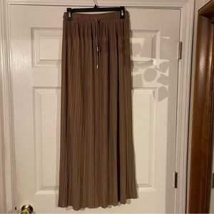pleated skirt